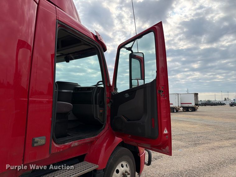 image for item YA4211 2020 Volvo VNR semi truck