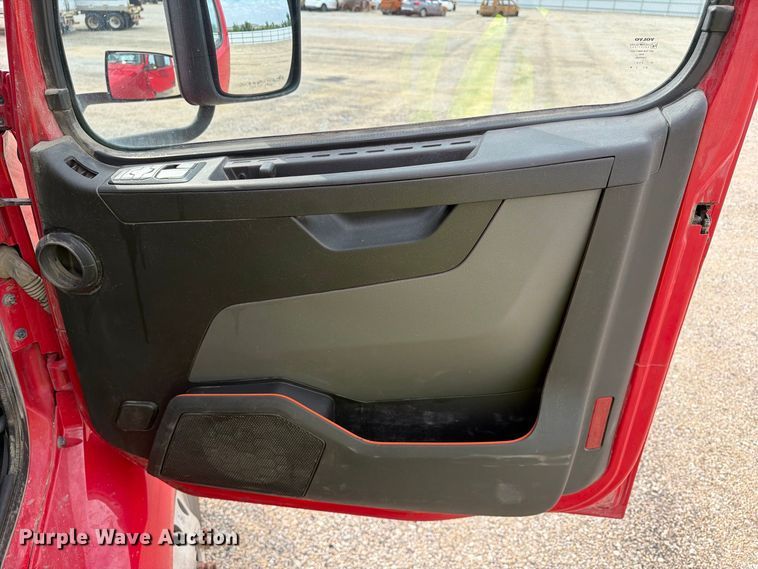 image for item YA4211 2020 Volvo VNR semi truck