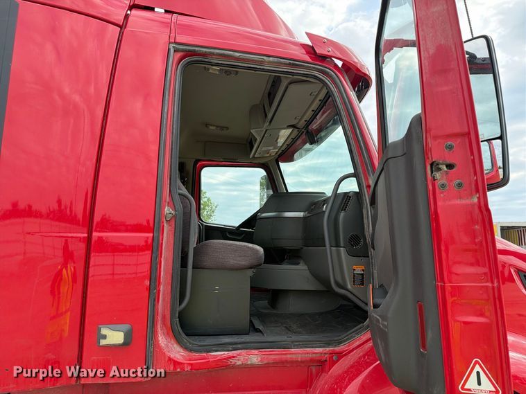 image for item YA4211 2020 Volvo VNR semi truck