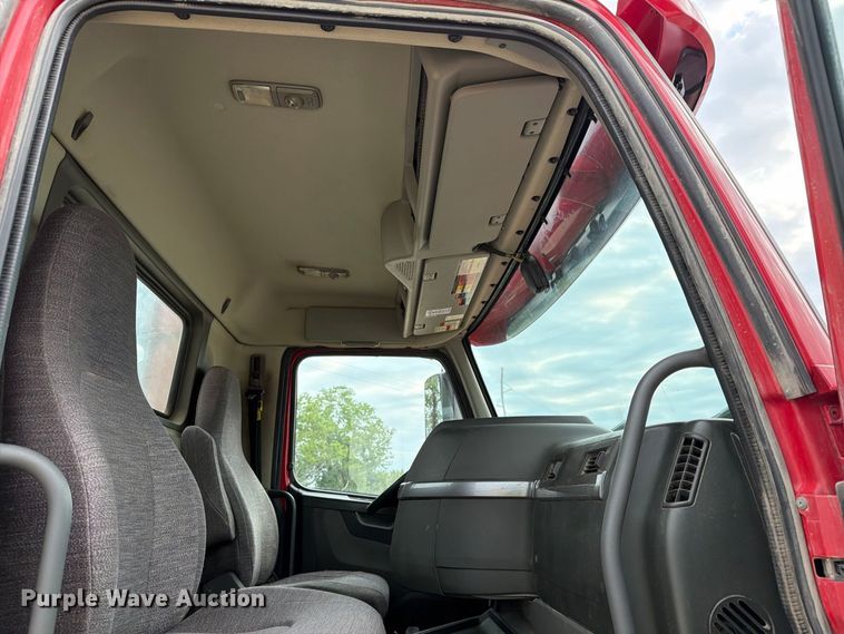 image for item YA4211 2020 Volvo VNR semi truck
