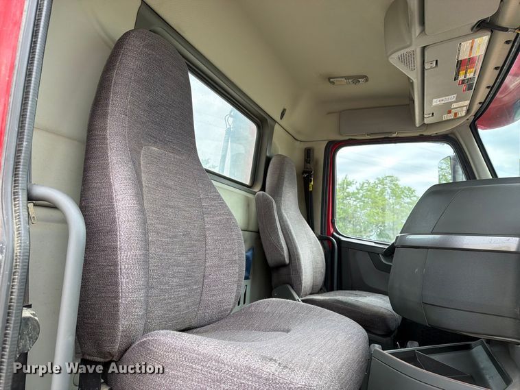 image for item YA4211 2020 Volvo VNR semi truck