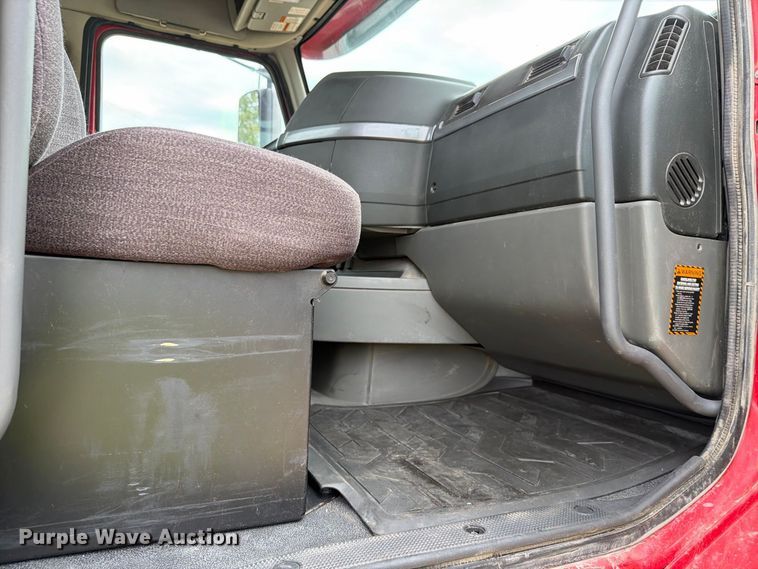 image for item YA4211 2020 Volvo VNR semi truck