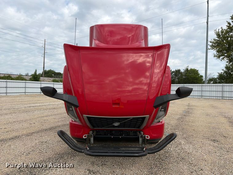 image for item YA4211 2020 Volvo VNR semi truck