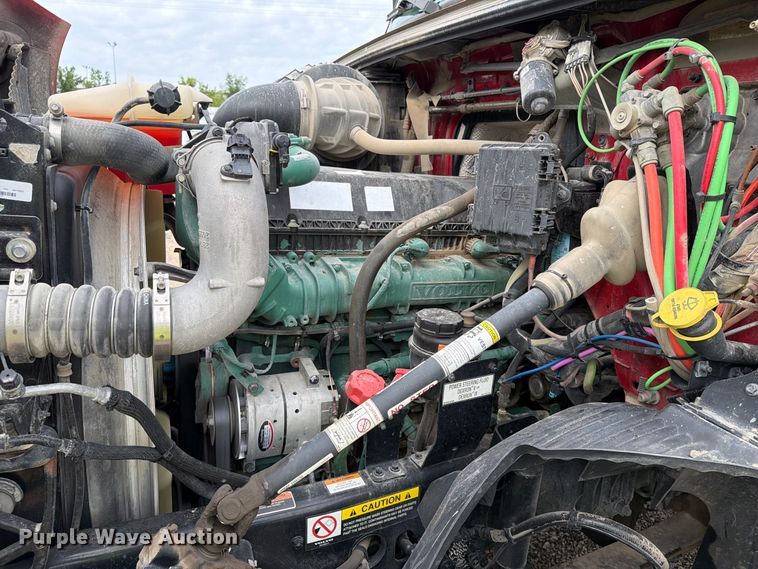 image for item YA4211 2020 Volvo VNR semi truck