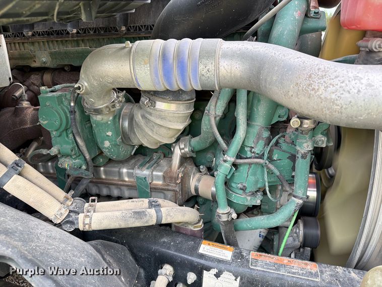 image for item YA4211 2020 Volvo VNR semi truck