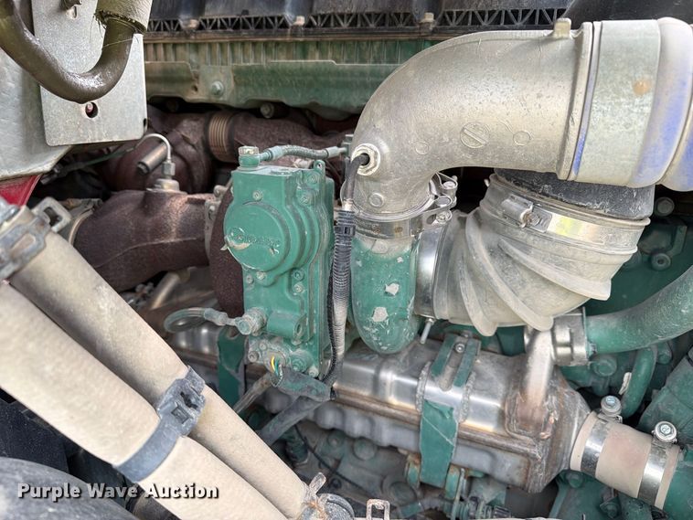 image for item YA4211 2020 Volvo VNR semi truck