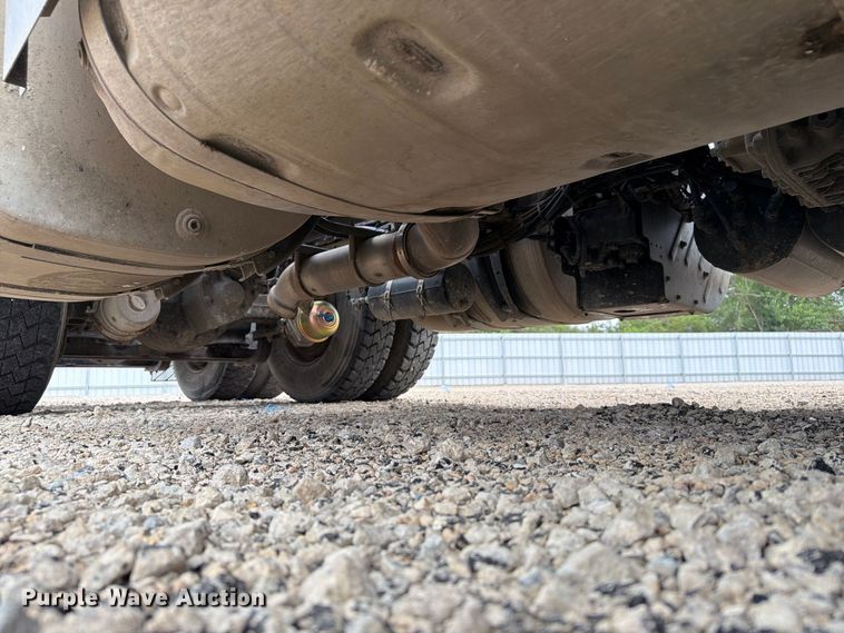 image for item YA4211 2020 Volvo VNR semi truck