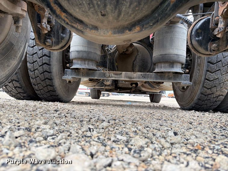image for item YA4211 2020 Volvo VNR semi truck