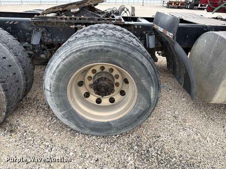 image for item YA4211 2020 Volvo VNR semi truck