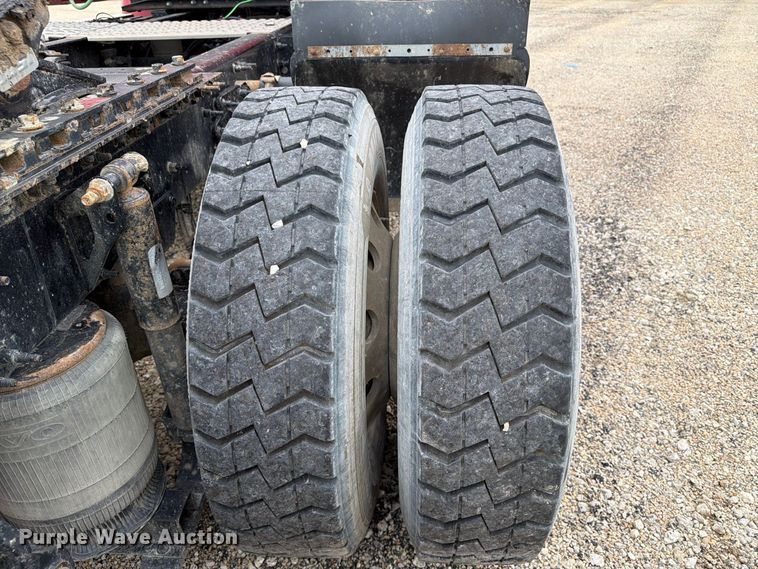 image for item YA4211 2020 Volvo VNR semi truck
