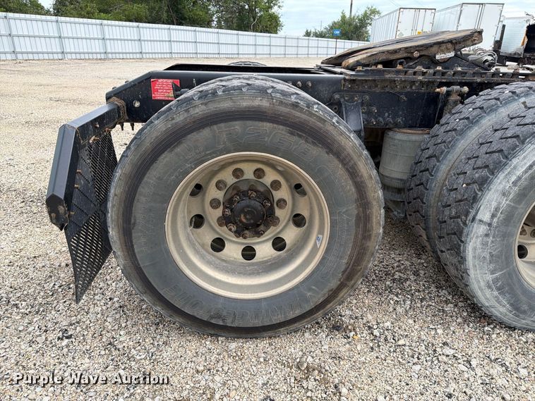 image for item YA4211 2020 Volvo VNR semi truck