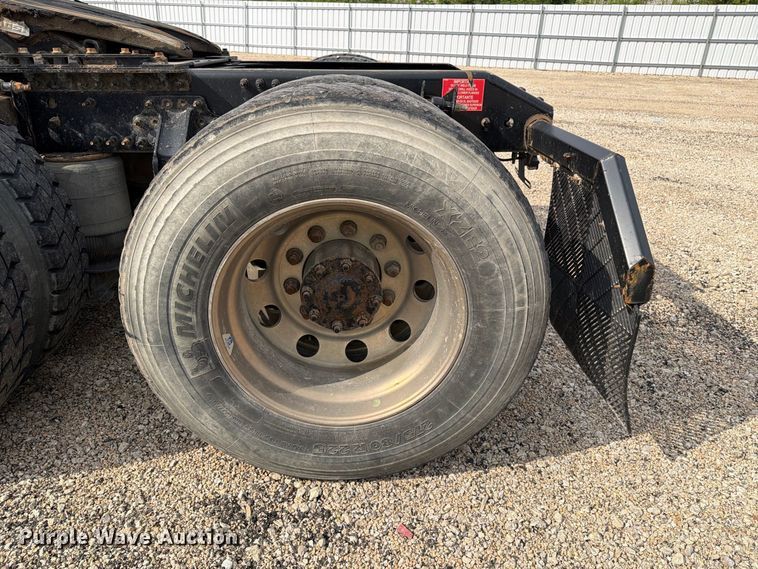 image for item YA4211 2020 Volvo VNR semi truck