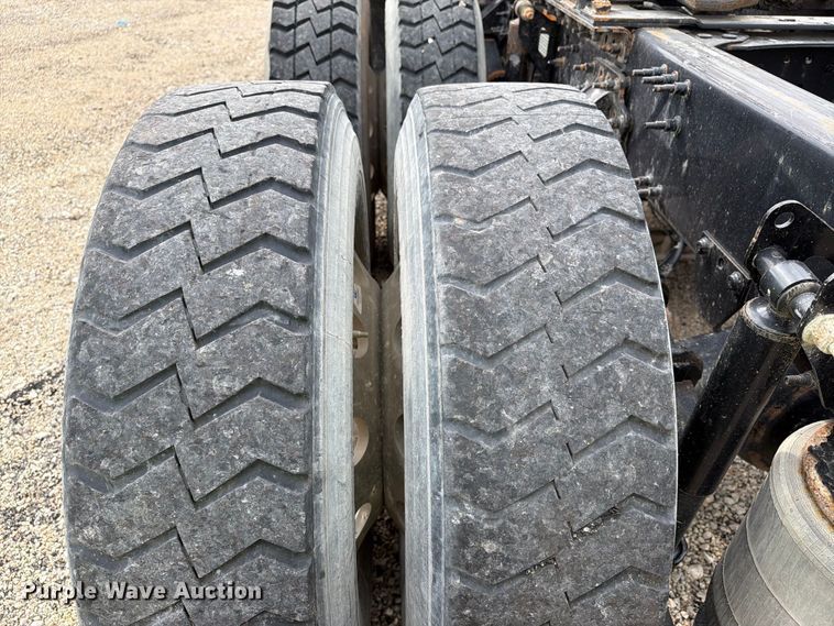 image for item YA4211 2020 Volvo VNR semi truck