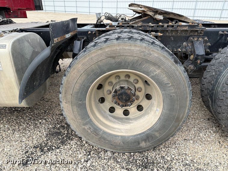 image for item YA4211 2020 Volvo VNR semi truck