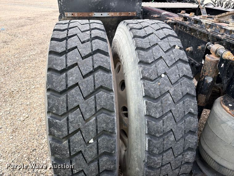 image for item YA4211 2020 Volvo VNR semi truck