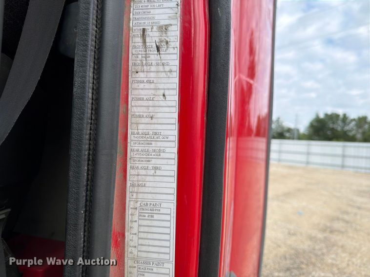 image for item YA4211 2020 Volvo VNR semi truck
