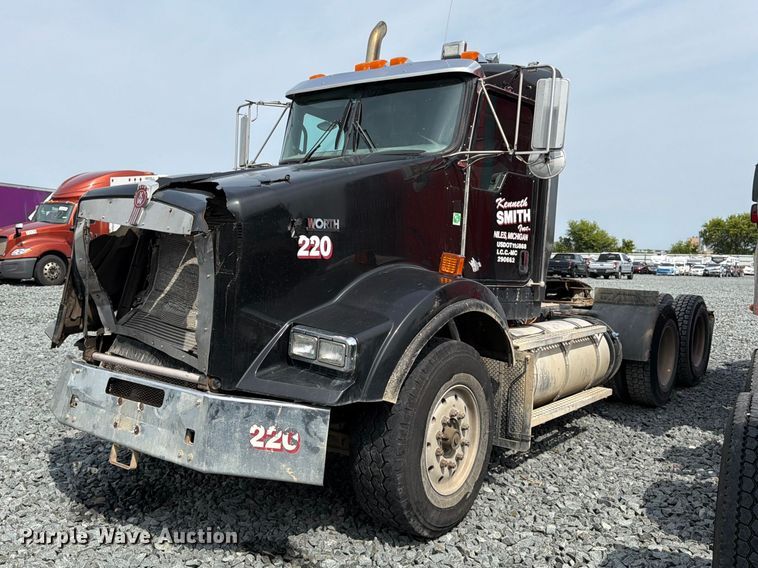2016 Kenworth T8 Series semi truck