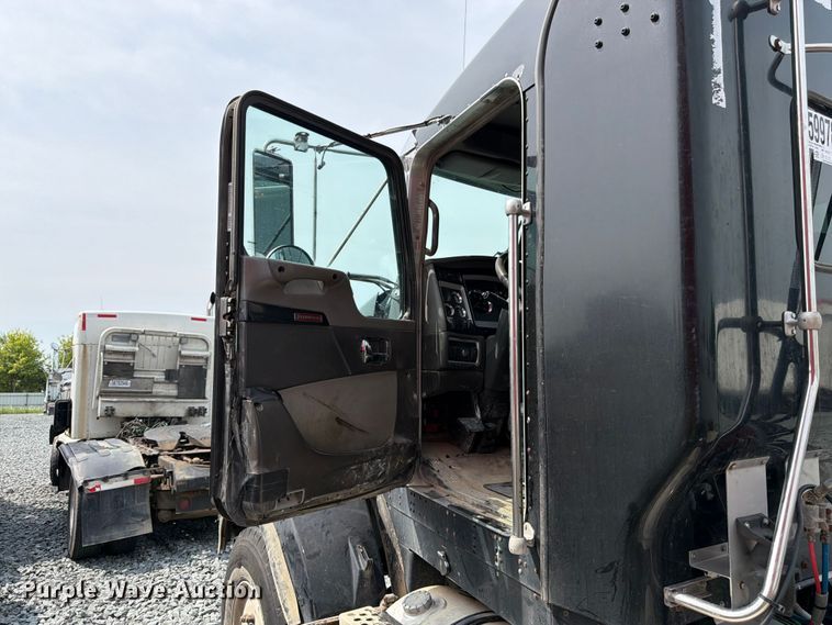 image for item YA4243 2016 Kenworth T8 Series semi truck