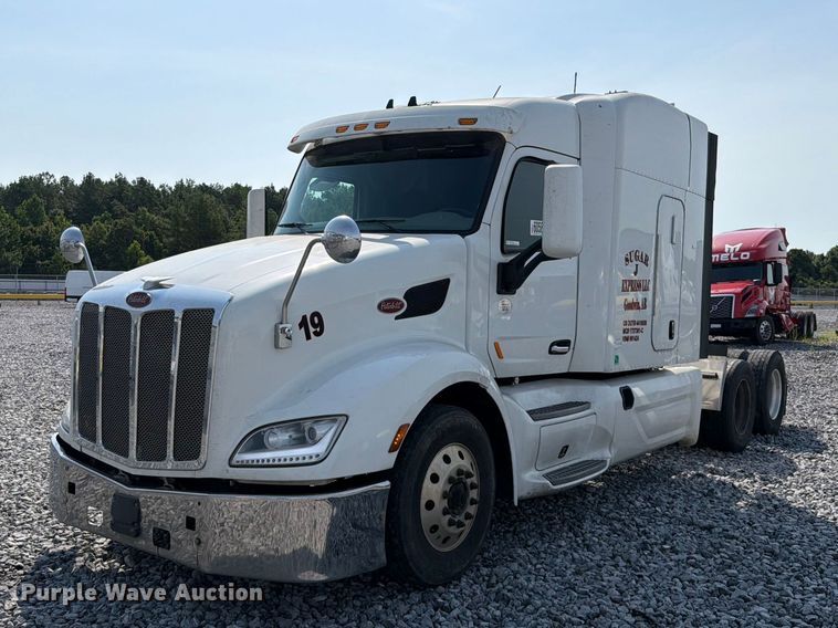 image for item YA4246 2020 Peterbilt 579 semi truck