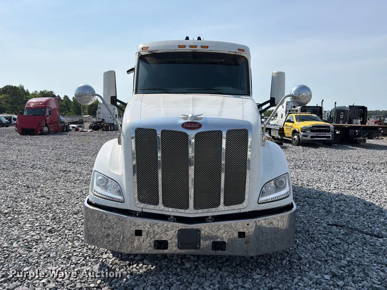 image for item YA4246 2020 Peterbilt 579 semi truck