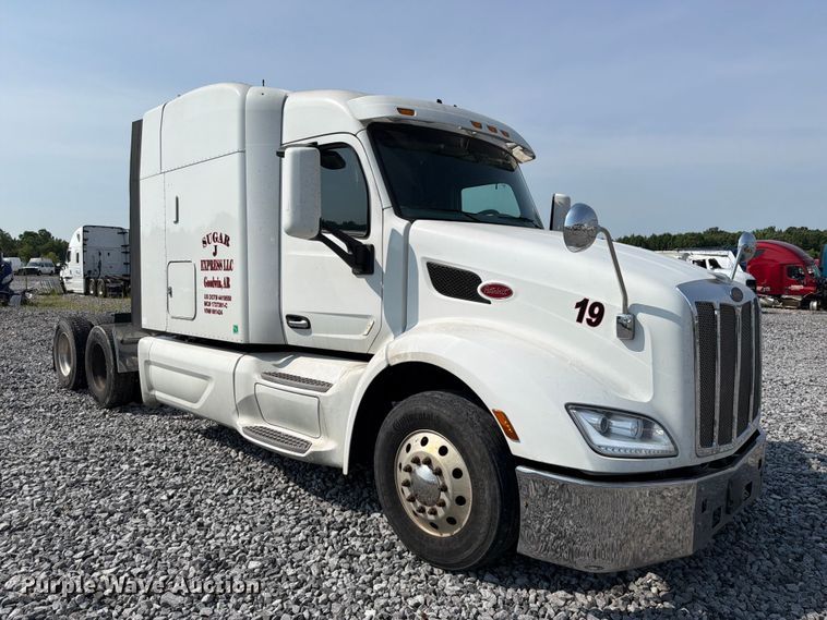 image for item YA4246 2020 Peterbilt 579 semi truck
