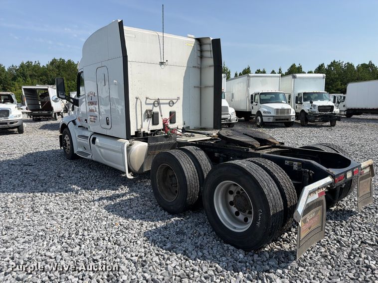 image for item YA4246 2020 Peterbilt 579 semi truck