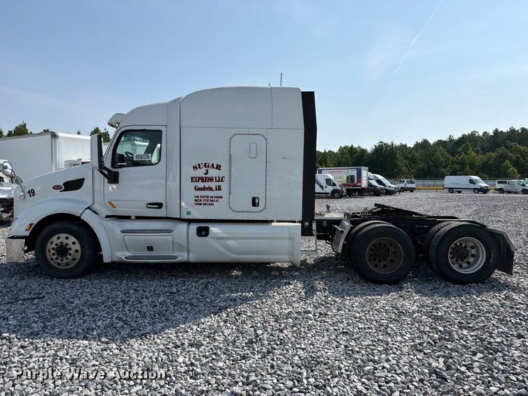 image for item YA4246 2020 Peterbilt 579 semi truck