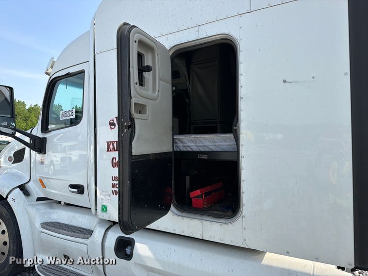 image for item YA4246 2020 Peterbilt 579 semi truck