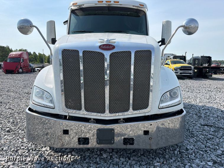 image for item YA4246 2020 Peterbilt 579 semi truck