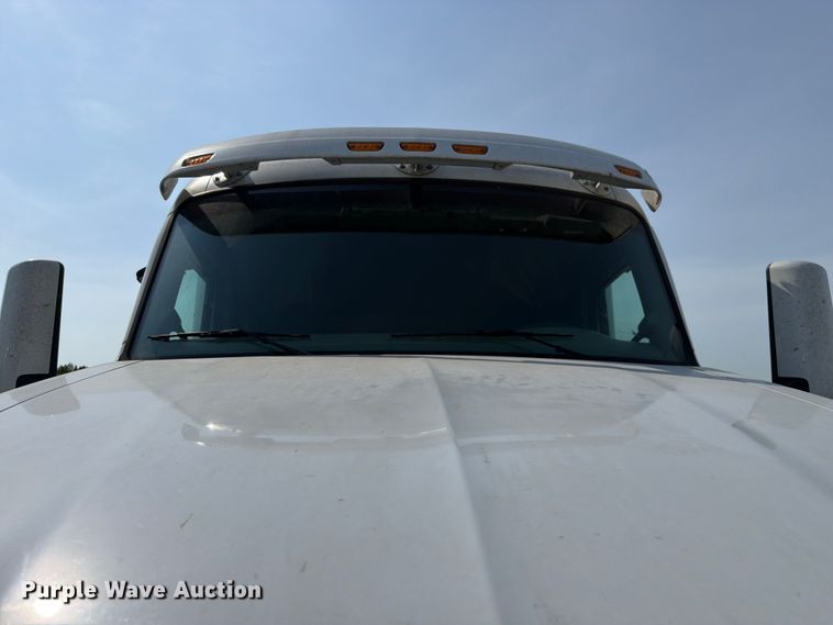 image for item YA4246 2020 Peterbilt 579 semi truck