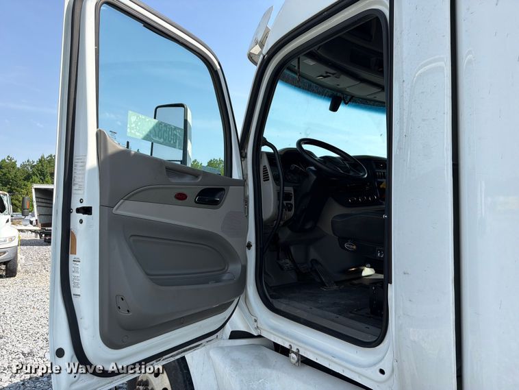 image for item YA4246 2020 Peterbilt 579 semi truck