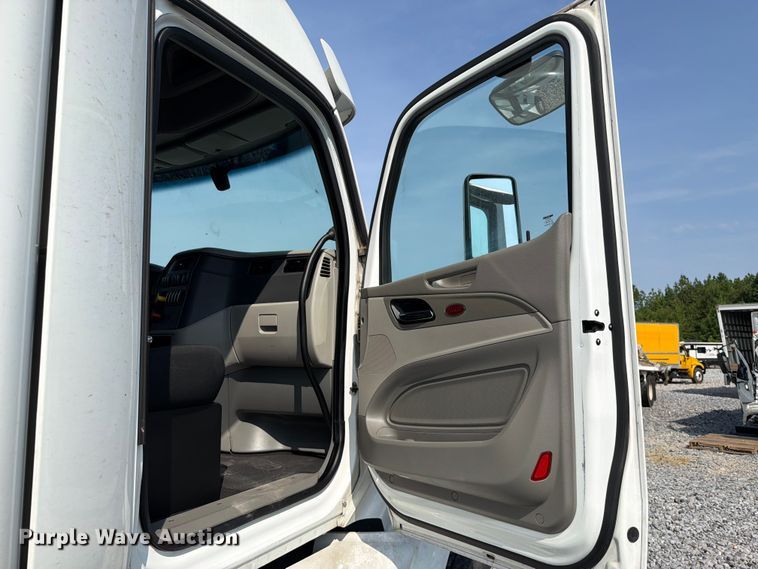 image for item YA4246 2020 Peterbilt 579 semi truck