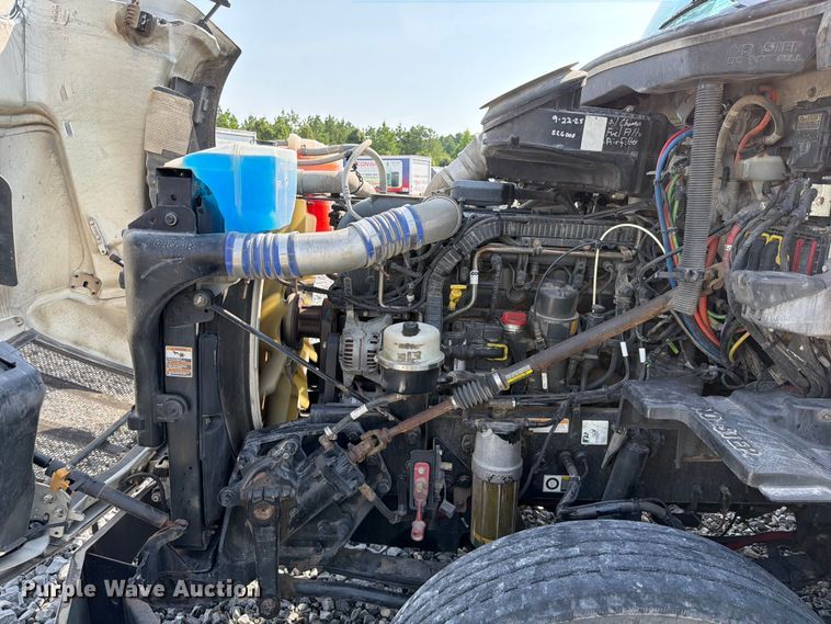 image for item YA4246 2020 Peterbilt 579 semi truck