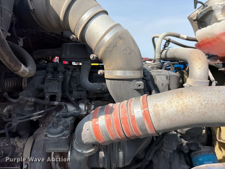 image for item YA4246 2020 Peterbilt 579 semi truck