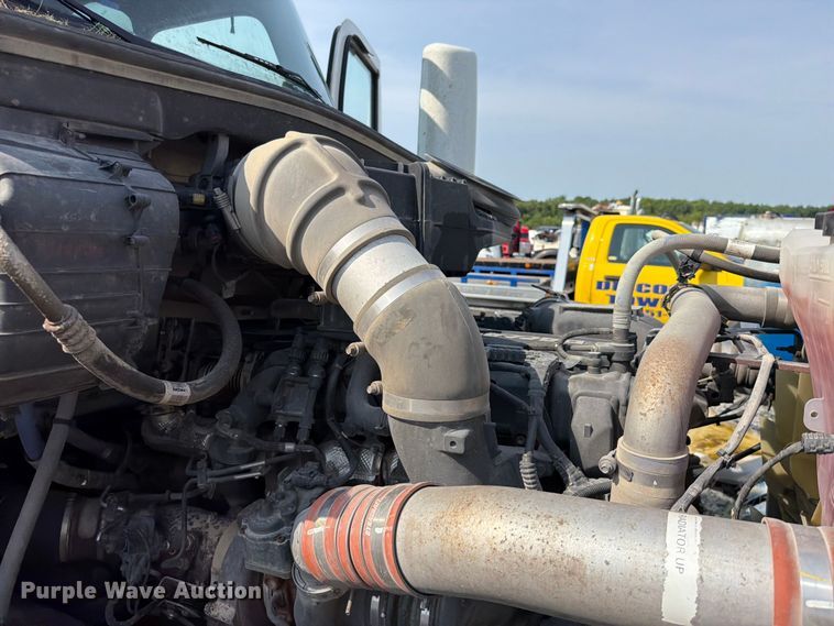 image for item YA4246 2020 Peterbilt 579 semi truck
