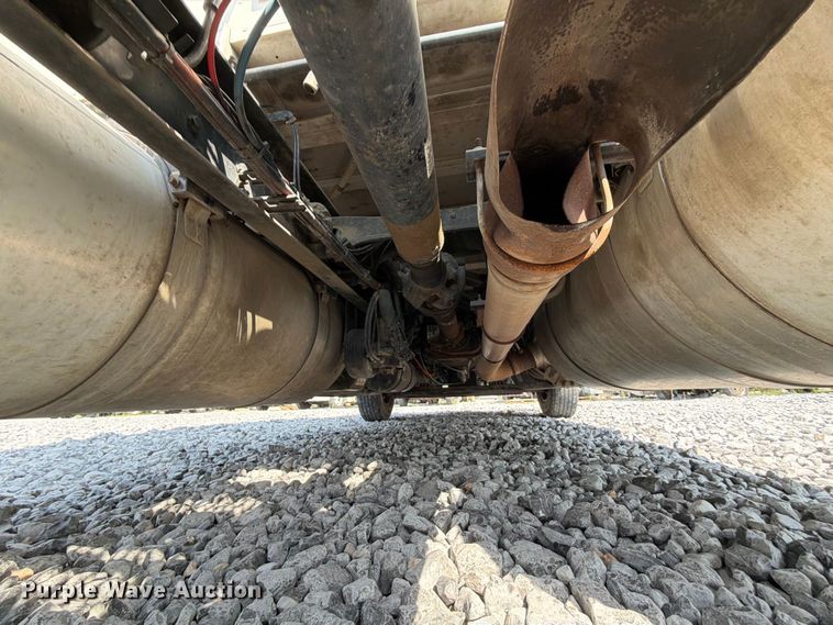 image for item YA4246 2020 Peterbilt 579 semi truck