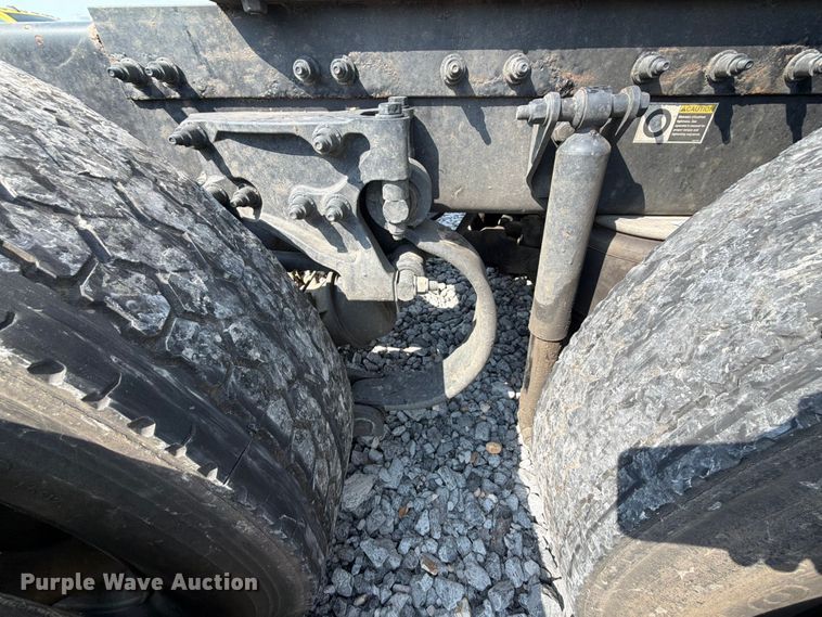 image for item YA4246 2020 Peterbilt 579 semi truck
