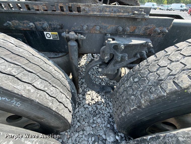 image for item YA4246 2020 Peterbilt 579 semi truck