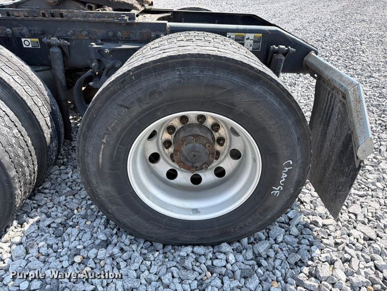 image for item YA4246 2020 Peterbilt 579 semi truck