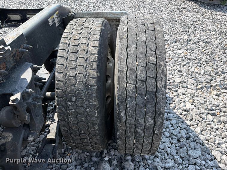 image for item YA4246 2020 Peterbilt 579 semi truck