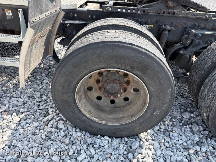 image for item YA4246 2020 Peterbilt 579 semi truck