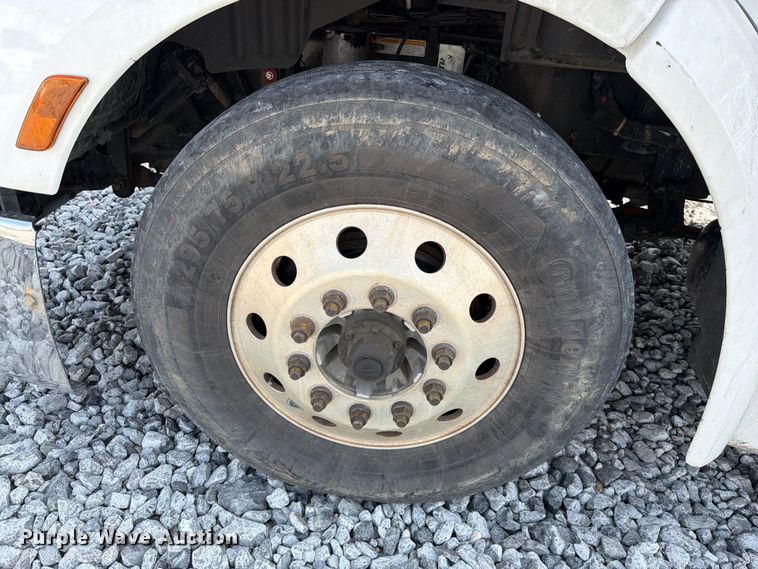 image for item YA4246 2020 Peterbilt 579 semi truck