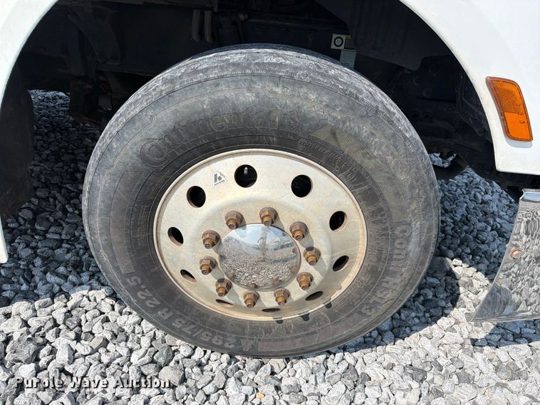 image for item YA4246 2020 Peterbilt 579 semi truck