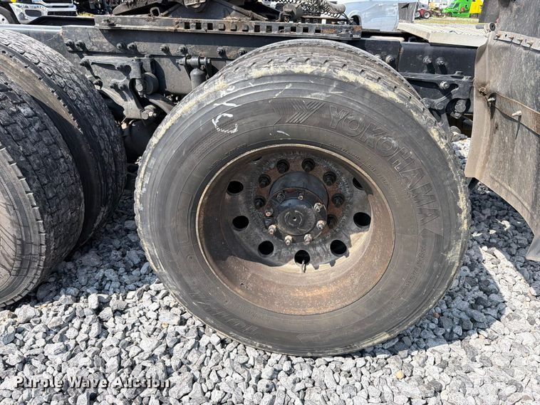 image for item YA4246 2020 Peterbilt 579 semi truck