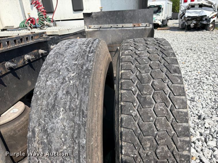 image for item YA4246 2020 Peterbilt 579 semi truck