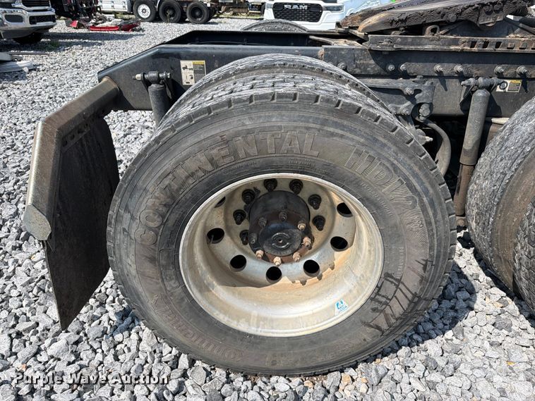 image for item YA4246 2020 Peterbilt 579 semi truck