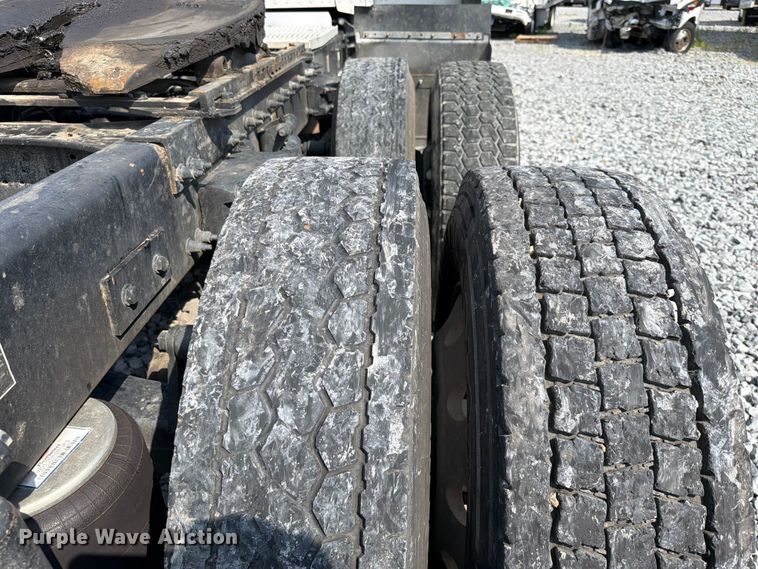 image for item YA4246 2020 Peterbilt 579 semi truck
