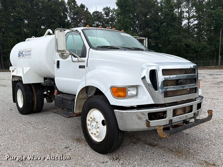 image for item YA4257 2006 Ford F750 water truck