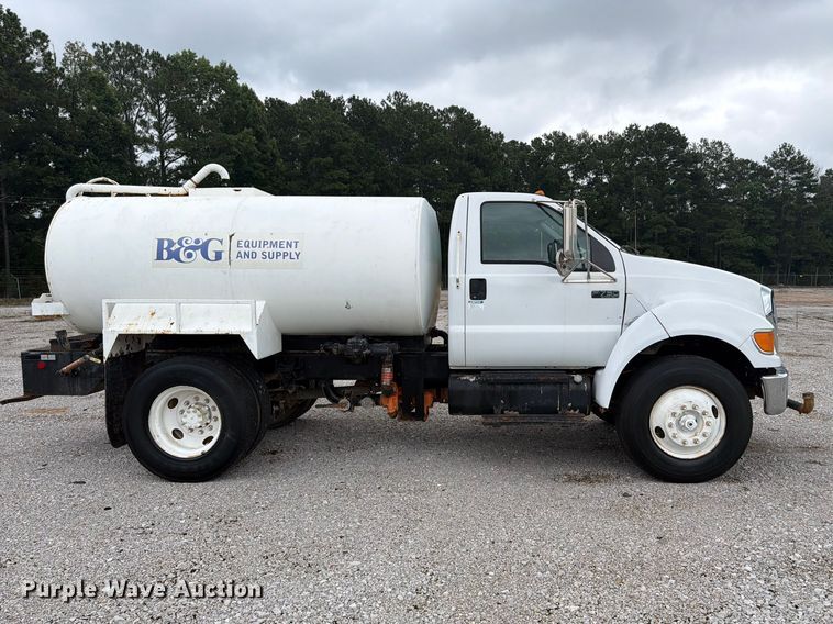 image for item YA4257 2006 Ford F750 water truck