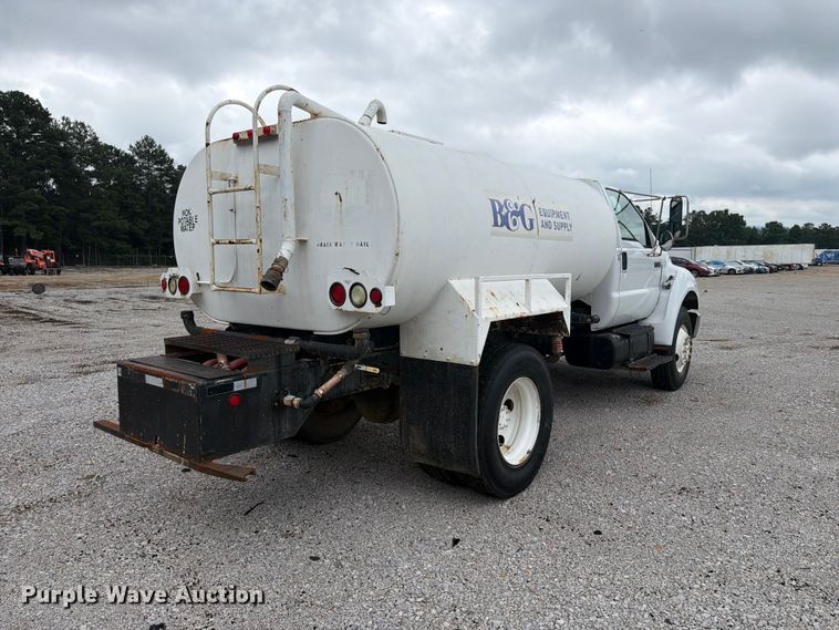 image for item YA4257 2006 Ford F750 water truck